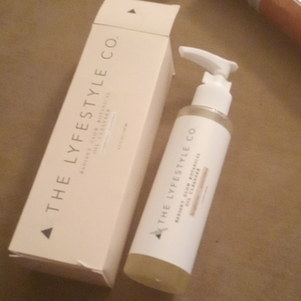 The Lyfestyle Co. Radiant Glow Botanical Oil Cleanser
